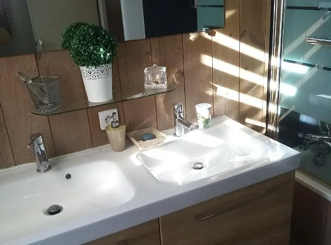 Chambre Dans Jolie Maison Avec Jardin Au Calme